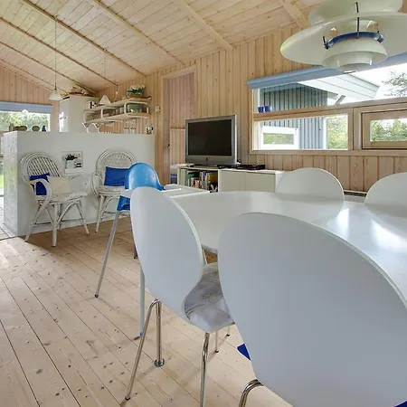 Three-bedroom Holiday In * Hals